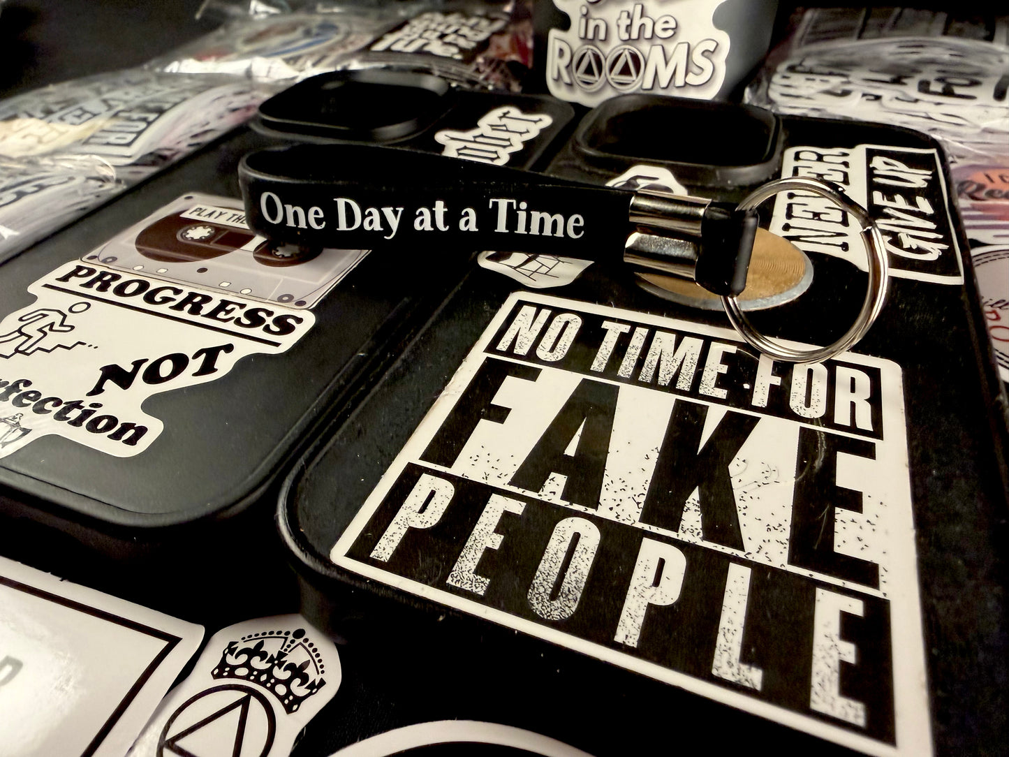 One Day Blacked Out Keychain 10 Recovery & Inspirational Stick-ons🙏🏻📘